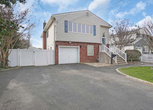 Property at 23 Madeline Ln, West Babylon, NY 11704, 5 beds, 3 baths