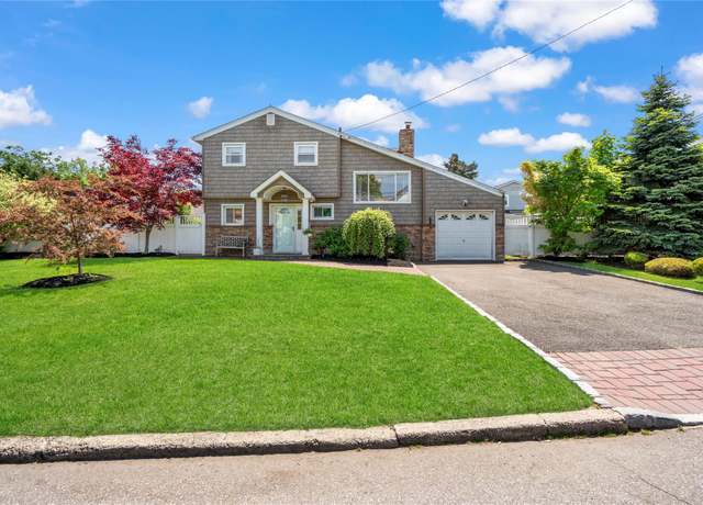 Property at 8 Vera Ct, West Islip, NY 11795, 3 beds, 1.5 baths