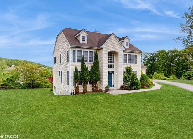 Property at 3 Caledonia Cir, Highland Mills, NY 10930, 6 beds, 3.5 baths