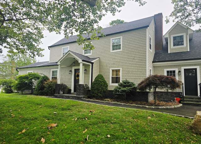 Property at 222 Bay Ave, Bayport, NY 11705, 4 beds, 3.5 baths