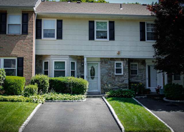 Property at 11 Manors Dr, Jericho, NY 11753, 3 beds, 2.5 baths