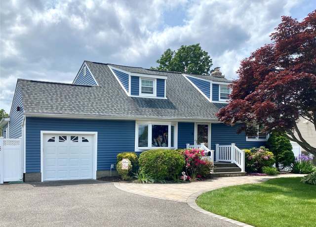 Property at 6 Willow Dr, Massapequa Park, NY 11762, 4 beds, 3 baths