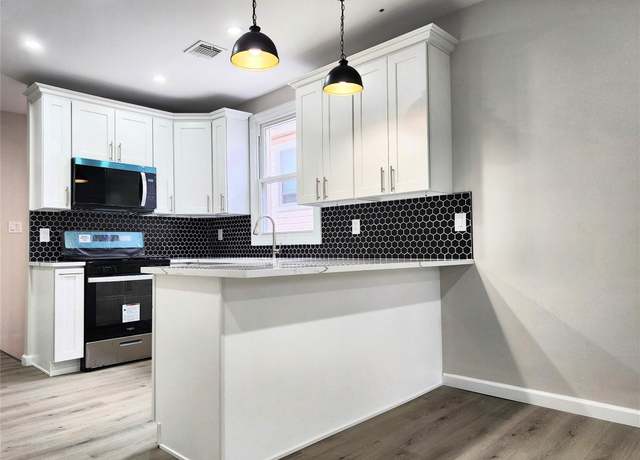 Property at 24 Wayne St, Staten Island, NY 10310, 6 beds, 2 baths
