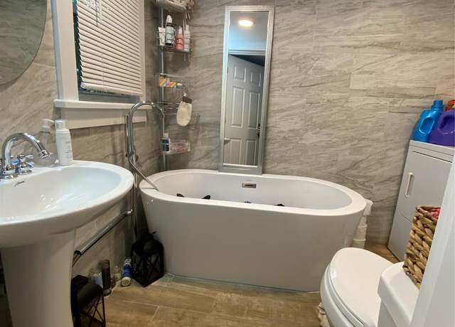 Property at 725 East Ave #5, Riverhead, NY 11901, 2 beds, 1 bath