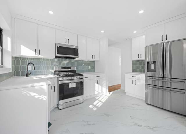 Property at 22109 131st Ave, Laurelton, NY 11413, 6 beds, 3 baths
