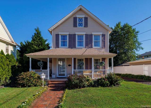 Property at 7 Waverly Pl, Rockville Centre, NY 11570, 3 beds, 1.5 baths