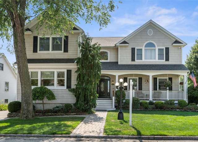 Property at 565 S 8th St, Lindenhurst, NY 11757, 4 beds, 2.5 baths