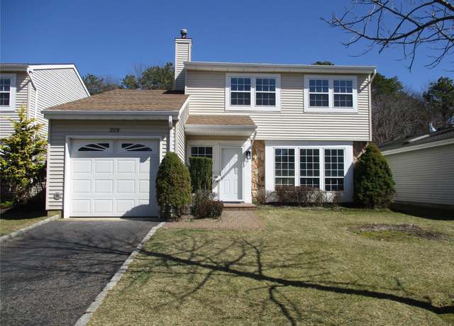 Property at 229 Fairfield Dr E #229, Holbrook, NY 11741, 3 beds, 2.5 baths