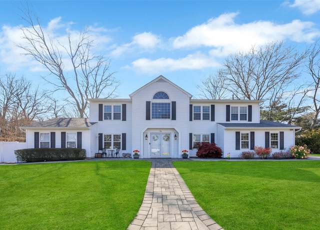 Property at 2 Belmont Ct, Holbrook, NY 11741, 5 beds, 2.5 baths