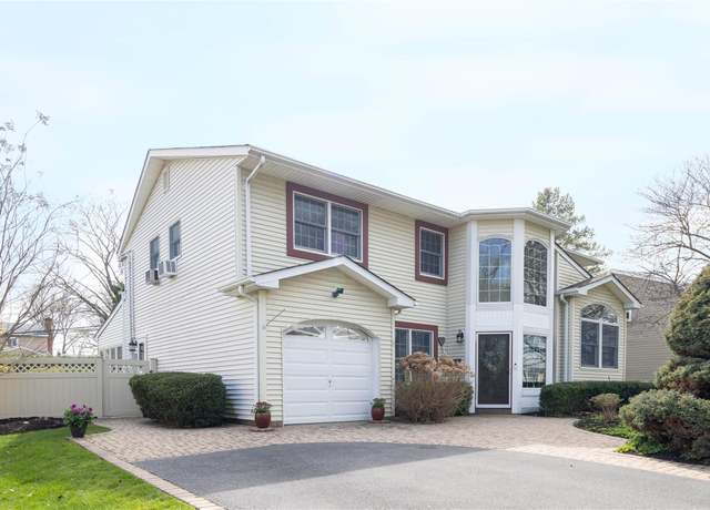 Property at 8 Pequa Ln, Commack, NY 11725, 4 beds, 3 baths