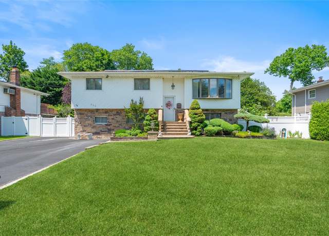 Property at 305 Alfred St, North Babylon, NY 11703, 5 beds, 3 baths