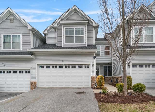 Property at 127 Meadow View Dr, Middletown, NY 10940, 3 beds, 2.5 baths