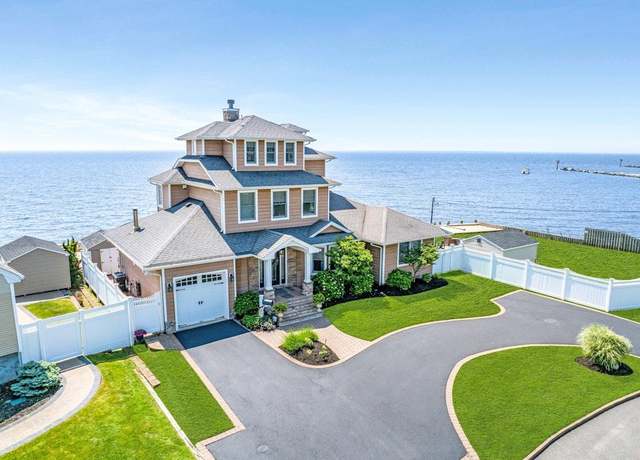 Property at 42 Browns River Rd #3, Bayport, NY 11705, 3 beds, 3 baths