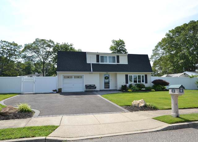 Property at 11 College Hills Dr, Farmingville, NY 11738, 4 beds, 1.5 baths