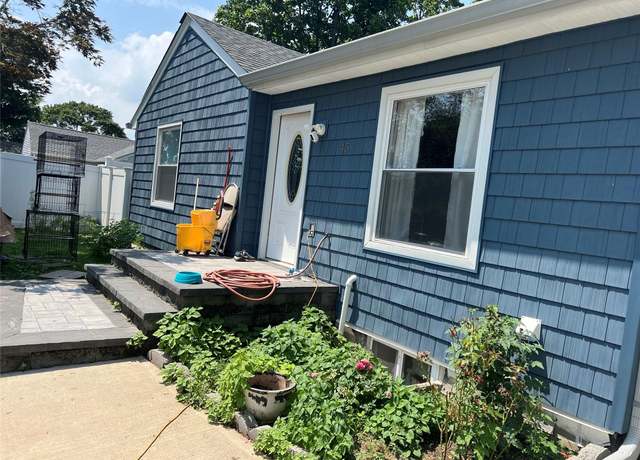 Property at 45 Poplar St, Central Islip, NY 11722, 7 beds, 2.5 baths
