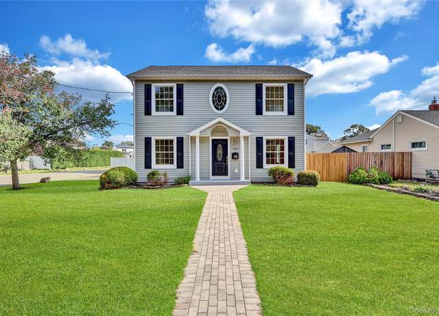 Property at 695 Montauk Hwy, Oakdale, NY 11769, 3 beds, 2 baths