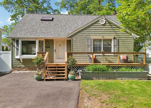 Property at 44 Tuscarora Dr, Centerport, NY 11721, 4 beds, 2 baths