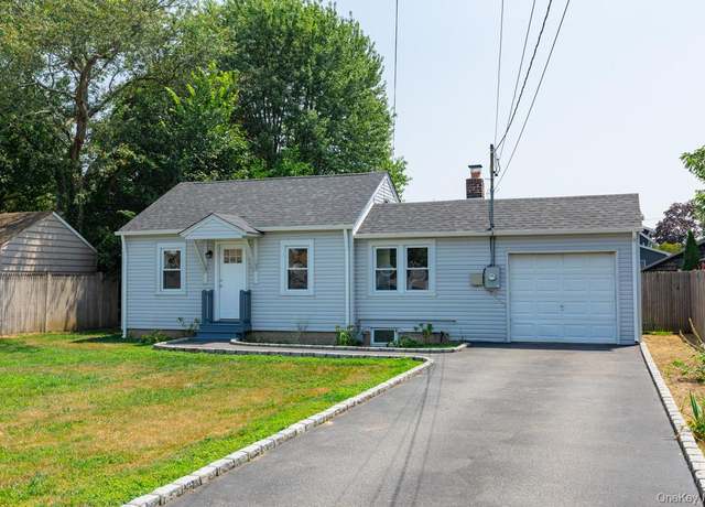 Property at 80 Kensington Ct, Copiague, NY 11726, 3 beds, 1 bath