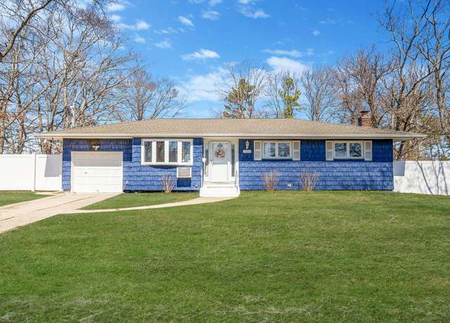Property at 125 Mockingbird Ln, Brentwood, NY 11717, 4 beds, 2 baths