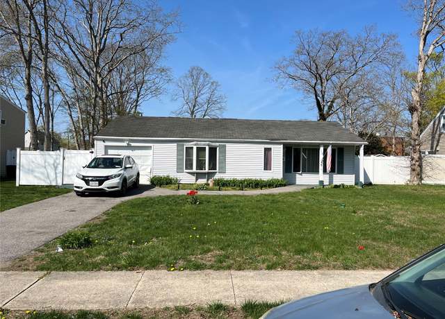 Property at 14 Lurcott Ln, Central Islip, NY 11722, 4 beds, 2 baths
