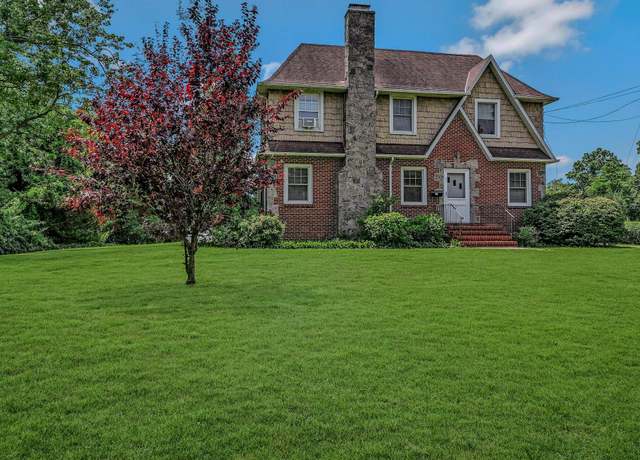 Property at 40 Maple Ave, Bay Shore, NY 11706, 3 beds, 1.5 baths