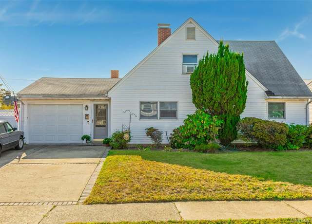 Property at 16 Celestial Ln, Levittown, NY 11756, 4 beds, 1 bath