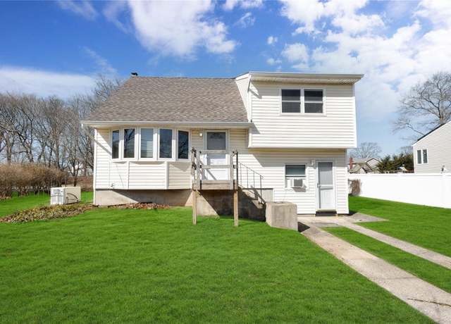 Property at 624 Peter Paul Dr, West Islip, NY 11795, 5 beds, 3 baths