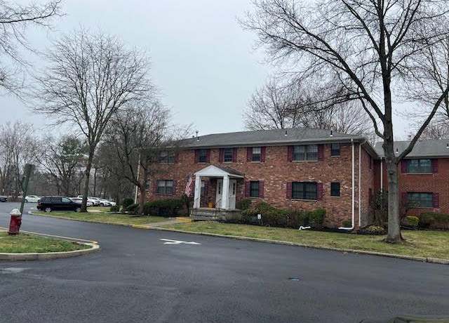 Property at 440 A Somerset Dr, Pearl River, NY 10965, 1 bed, 1.5 baths