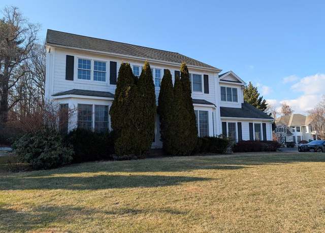 Property at 9 Tappanwood Dr, Locust Valley, NY 11560, 5 beds, 3.5 baths