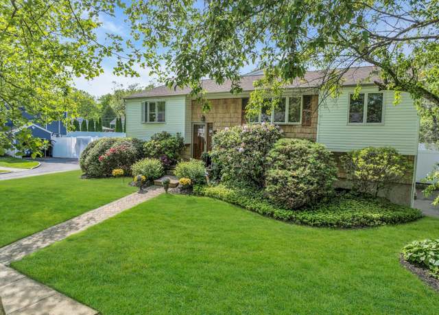 Property at 21 Pomper Dr, East Northport, NY 11731, 3 beds, 2 baths