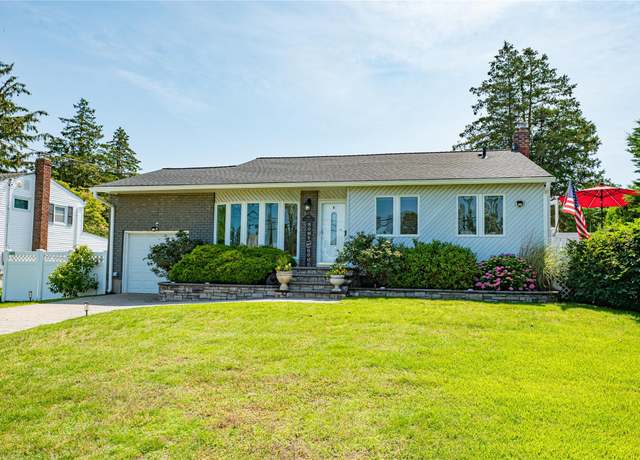 Property at 105 Graywood Ct, West Islip, NY 11795, 4 beds, 2 baths