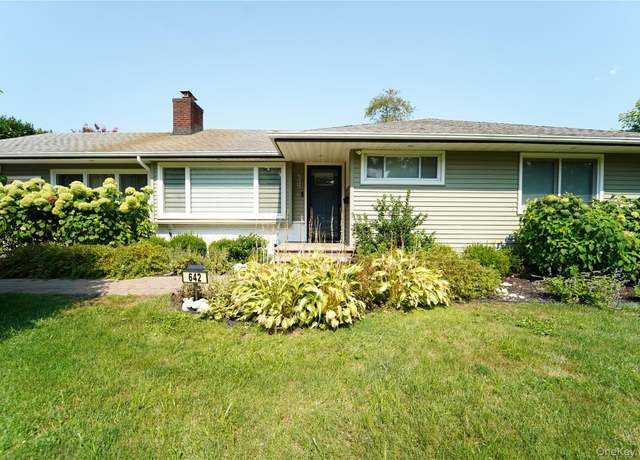 Property at 642 Salisbury Park Dr, Westbury, NY 11590, 3 beds, 2 baths