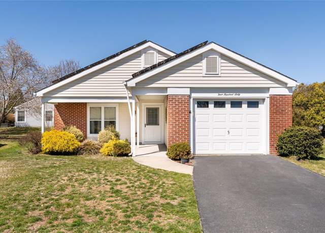 Property at 460 Summerwood Ct, Ridge, NY 11961, 2 beds, 2 baths