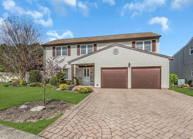 Property at 4 Toni Ann Cir, Plainview, NY 11803, 4 beds, 2.5 baths
