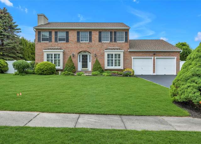 Property at 5 Jay Ln, Holbrook, NY 11741, 4 beds, 2.5 baths