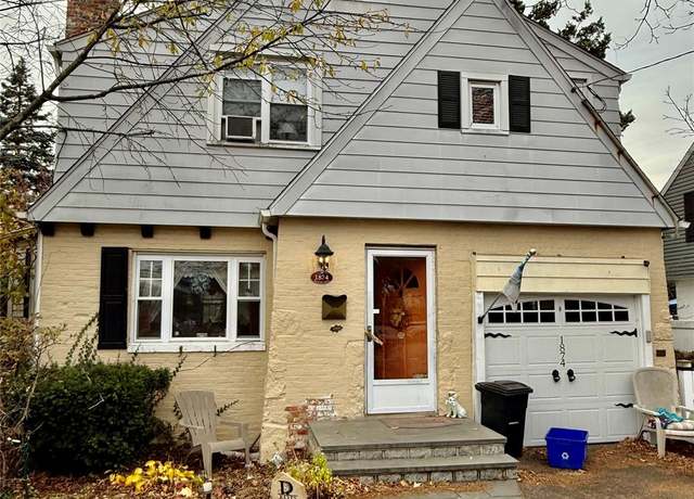 Property at 1874 Rockville Dr, North Baldwin, NY 11510, 3 beds, 2 baths