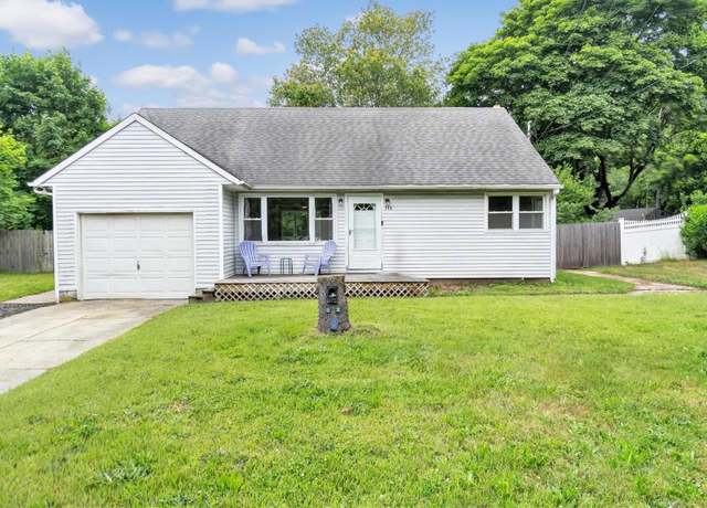 Property at 118 Hedges Ave, East Patchogue, NY 11772, 3 beds, 2 baths