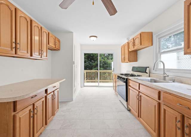 Property at 690 Corbalis Pl, Yonkers, NY 10703, 3 beds, 2.5 baths
