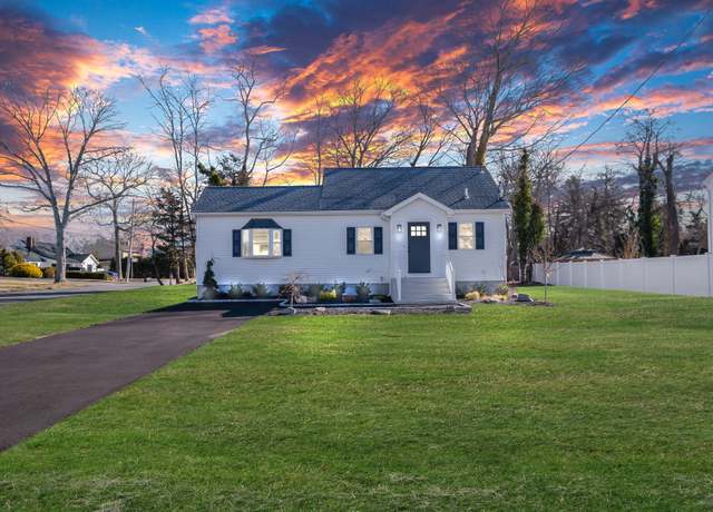 Property at 6 Wyandotte Ln, East Islip, NY 11730, 3 beds, 2 baths