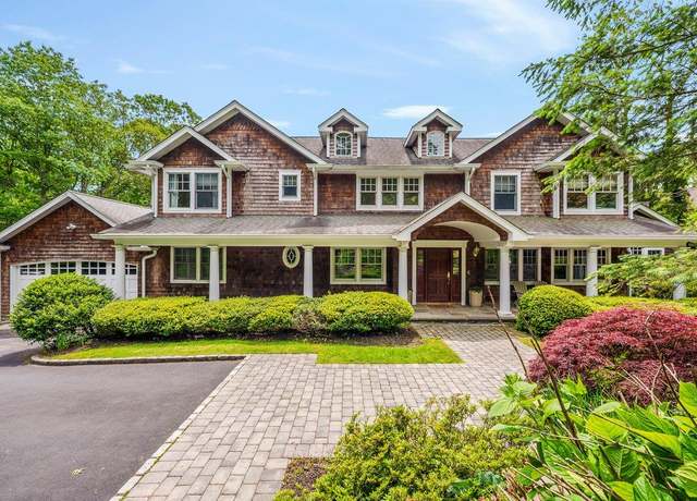 Property at 139 Laurel Ln, Laurel Hollow, NY 11791, 5 beds, 3 baths