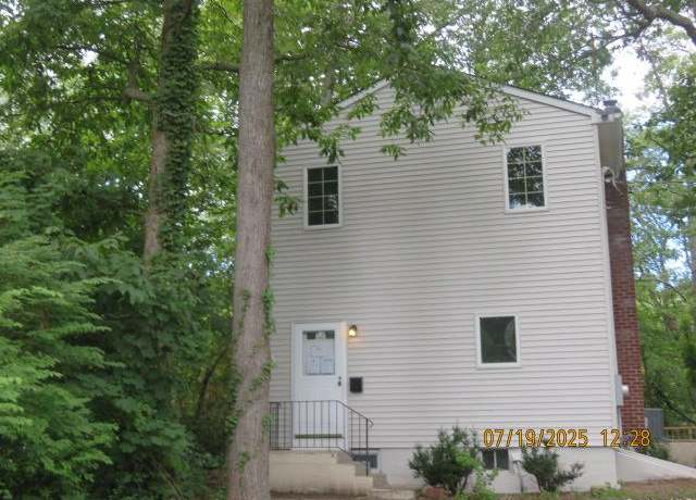 Property at 10 Woodland Ln, Huntington, NY 11743, 3 beds, 2 baths