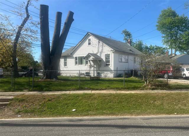 Property at 583 Straight Path, West Babylon, NY 11704, 2 beds, 1 bath