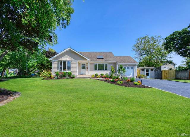 Property at 2 Bay Pl, Bay Shore, NY 11751, 4 beds, 2 baths
