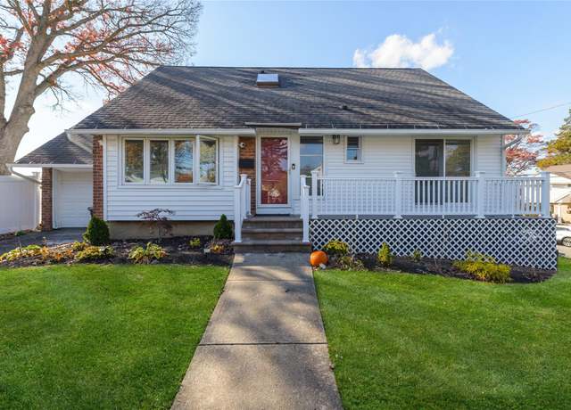Property at 2 5th Pl, Syosset, NY 11791, 4 beds, 1 bath