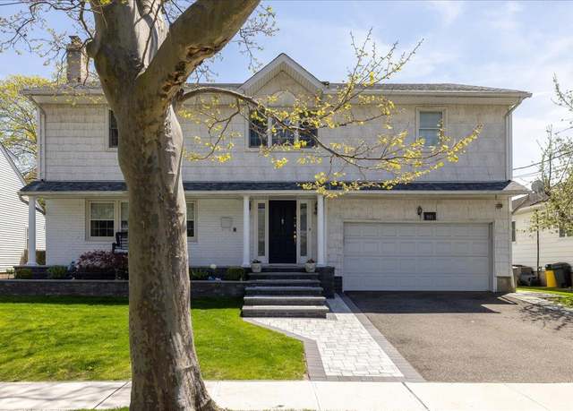 Property at 991 South End Ave, Woodmere, NY 11598, 7 beds, 3.5 baths