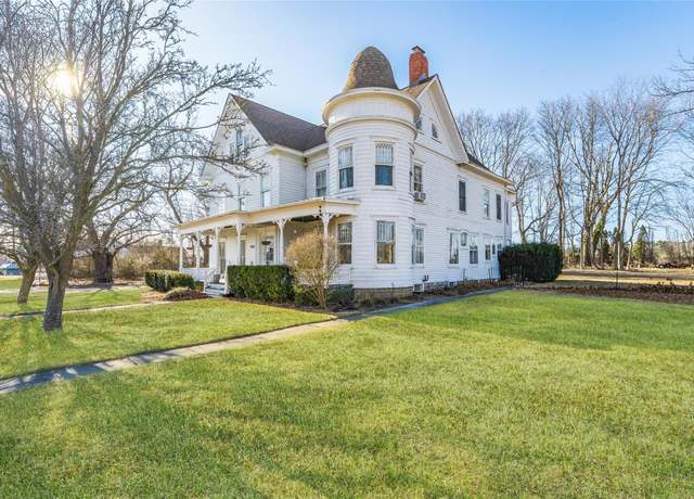 Property at 1982 Main Rd, Laurel, NY 11948, 5 beds, 2.5 baths