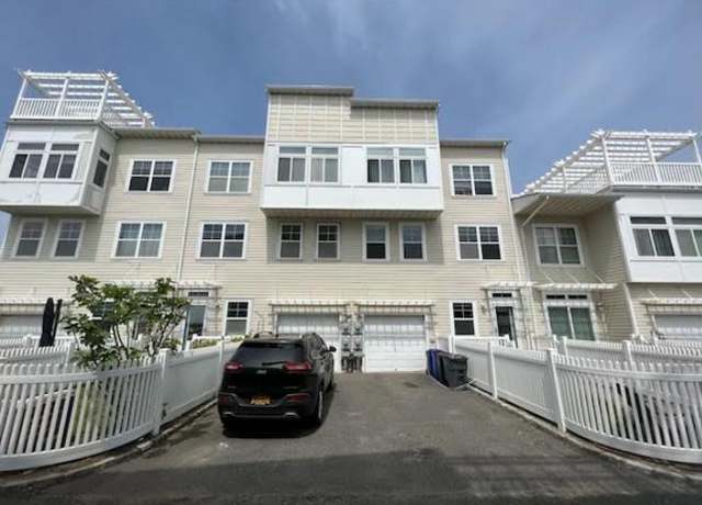 Property at 132 Meridian Blvd, Arverne, NY 11692, 5 beds, 4 baths
