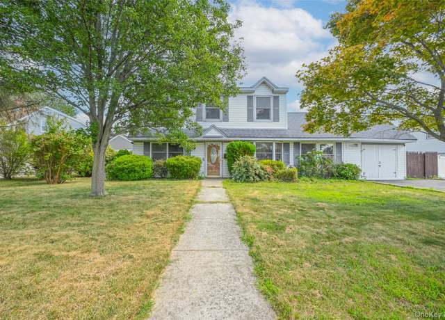 Property at 19 Griddle Ln, Levittown, NY 11756, 6 beds, 3 baths