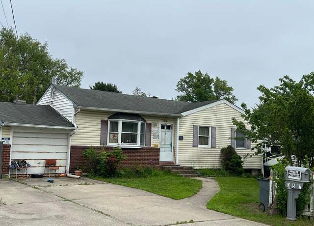 Property at 21 Pinetop Dr, Central Islip, NY 11722, 3 beds, 2 baths