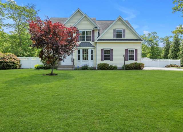Property at 3 Horstead Ct, Yaphank, NY 11980, 3 beds, 2.5 baths